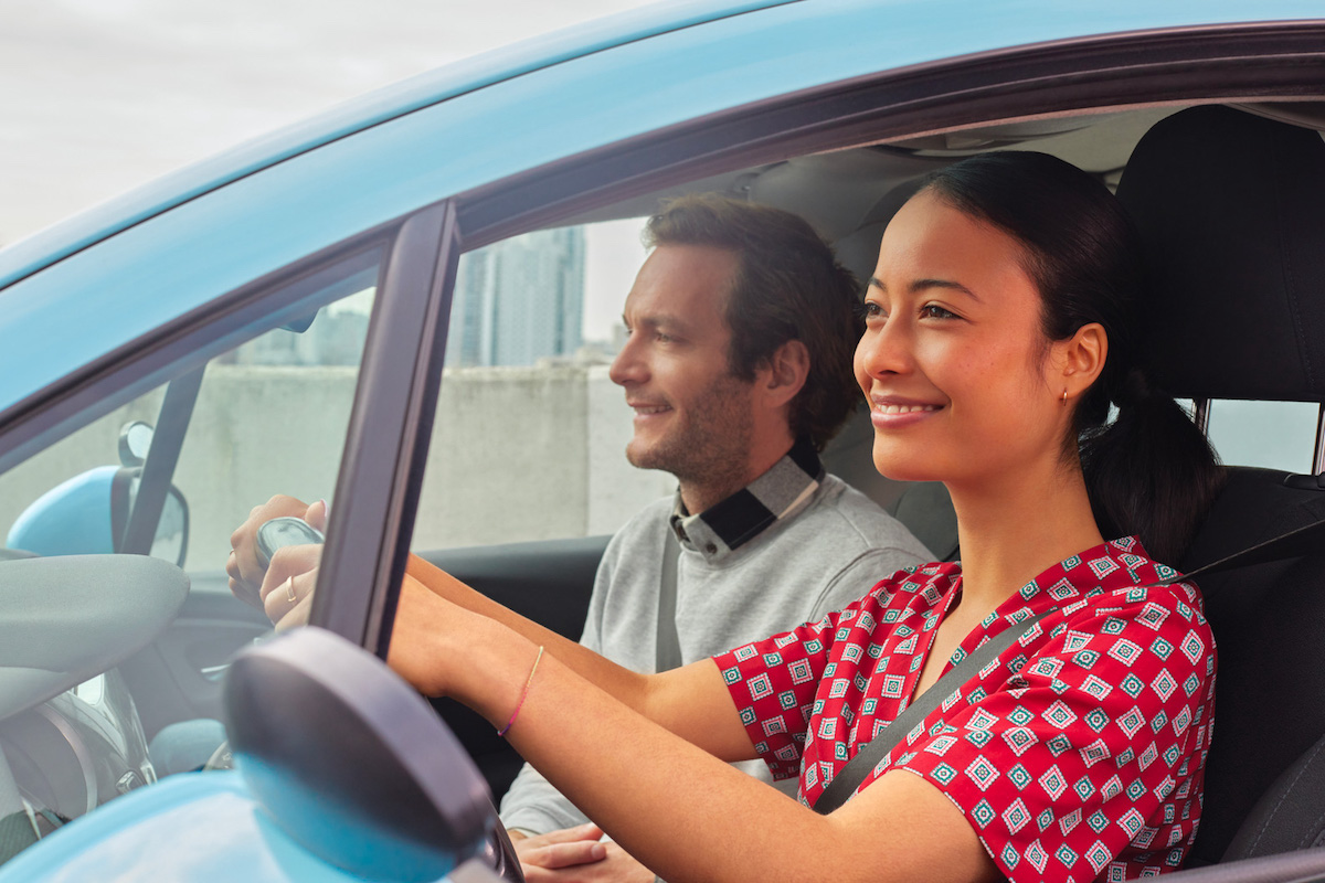 Fille dans une voiture avec un moniteur